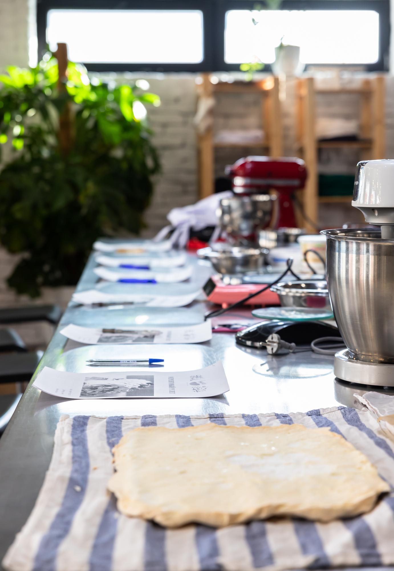 Interno laboratorio cucina con attrezzature