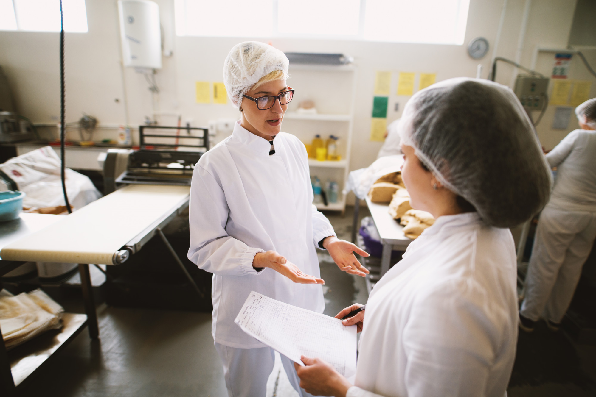 Istruttore spiega norme HACCP